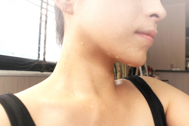 汗をかいている女性